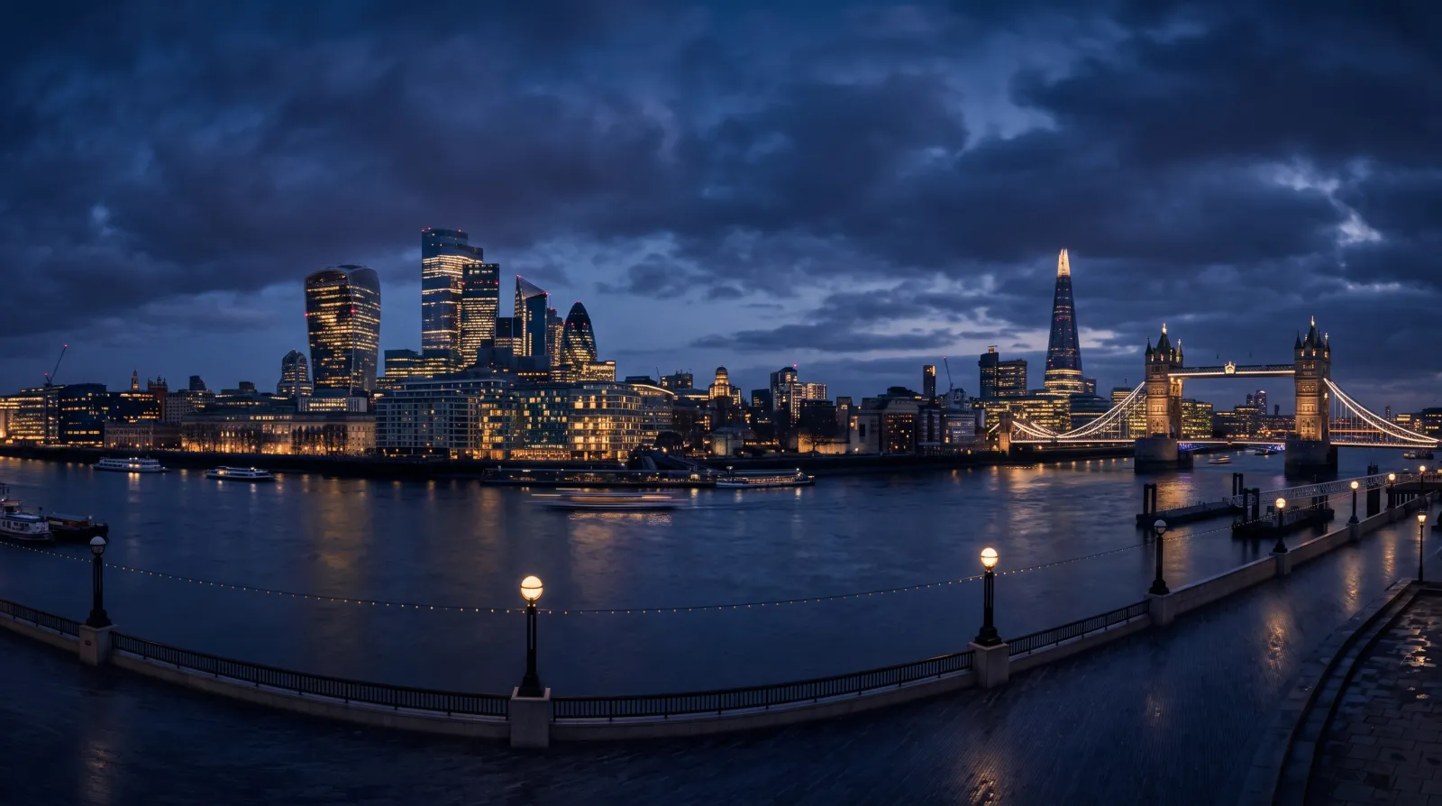 Panorama Londynu o zmierzchu: City, Tamiza i Tower Bridge w granatowo-złotej tonacji